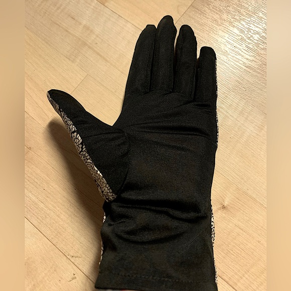 Vintage Black and White Paisley Gloves. - Picture 4 of 5
